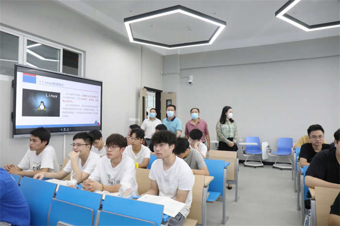重庆城科平稳有序开展线下教学 智慧教室全面投入使用