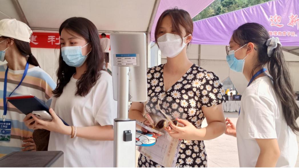 【大鱼新闻】  重庆城市科技学院AI迎新