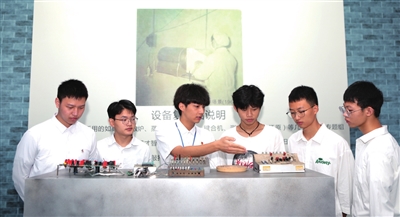 【重庆城市科技学院多彩的入学第一课】