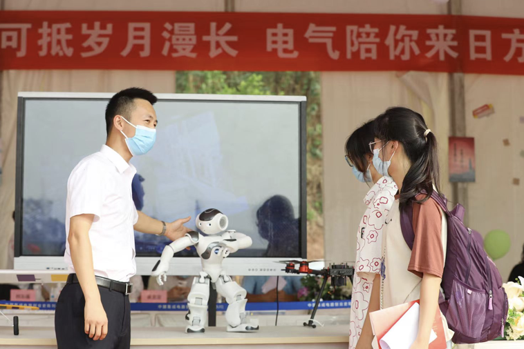 【重庆日报】报到现场变“专业秀场” 重庆城市科技学院“十八般武艺”迎新生