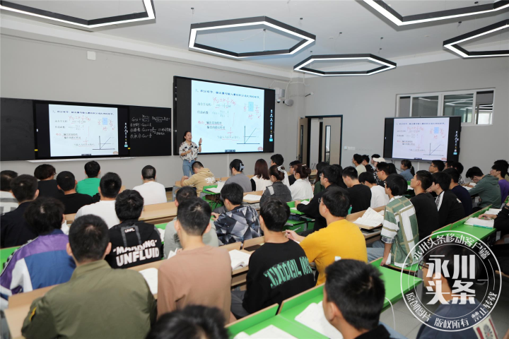 【永川头条】重庆城市科技学院智慧教室：处处可书写 处处可研讨