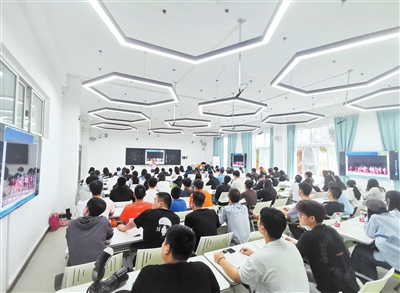 【渝西都市报】重庆城市科技学院智慧教室投用