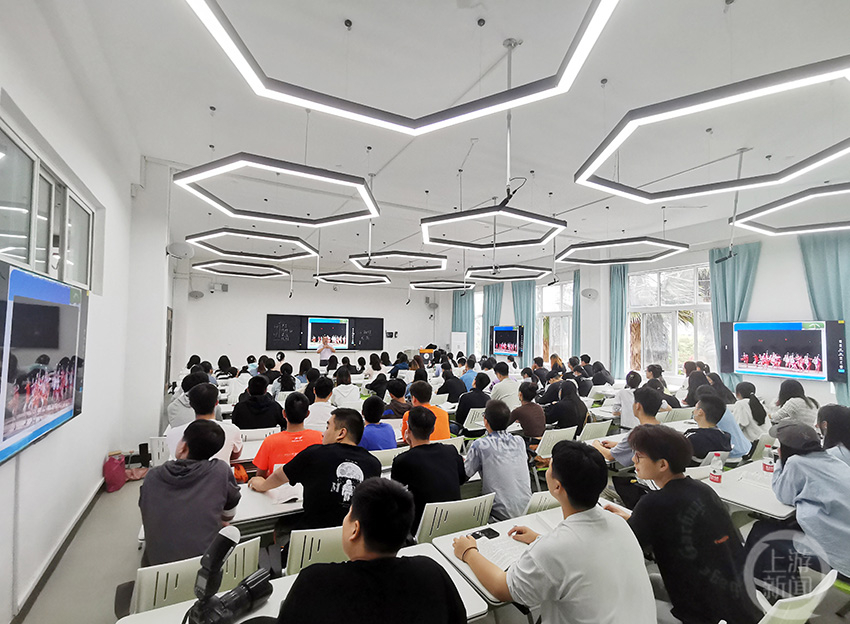 【上游新闻】重庆城科智慧教室：处处可书写 处处可研讨