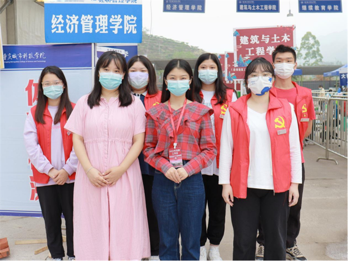 经济管理学院骨干班开展秋季返校志愿服务活动