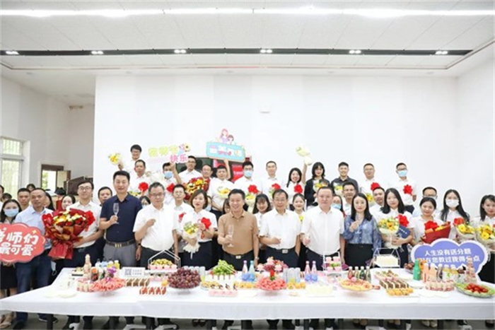 重庆城市科技学院召开第38个教师节暨表彰座谈会