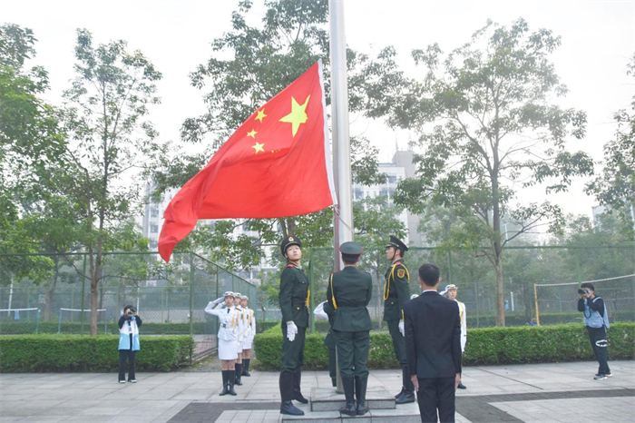 人文学院积极参与“开学第一课——喜迎二十大，爱国青春行”升旗仪式