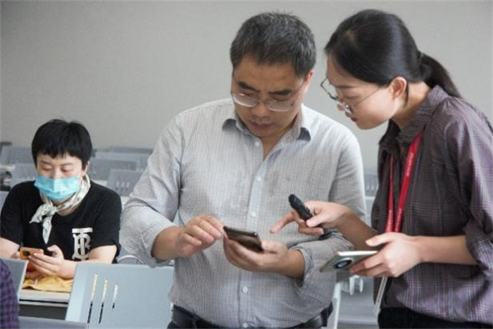 实效培训促成长，且行且思共提升 现代教育技术中心开展系列培训提升数字素养与技能