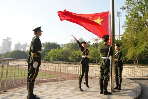 【重庆日报】重庆城科等校园里，飘扬着一抹抹鲜艳的“红”