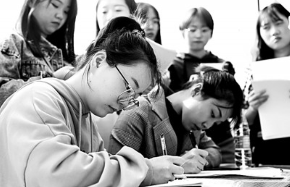 【央广网】“金九银十”秋招季 就业指导还需加强