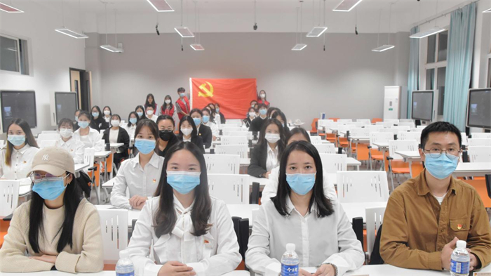 人文学院组织开展《我要去远方》观影活动