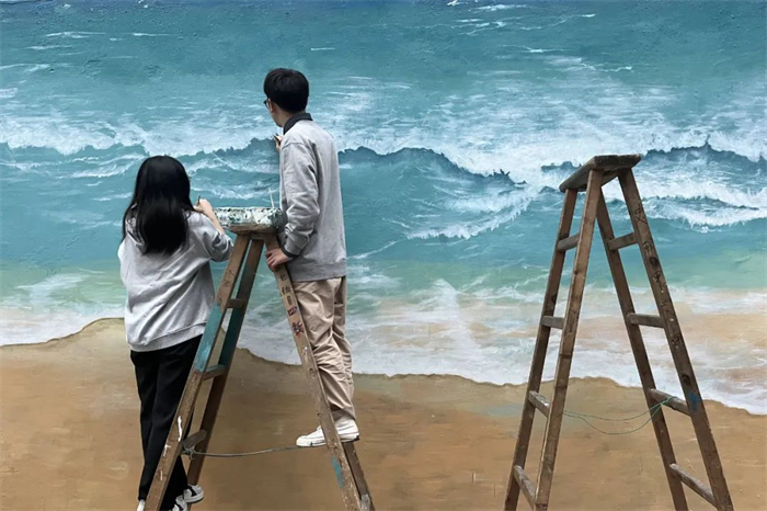 艺术与传媒学院师生设计绘制城科文化墙