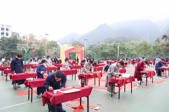 【搜狐新闻】重庆城市科技学院“翰墨迎春 艺传送福” 迎新年送春联活动顺利举行