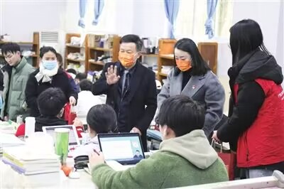 【渝西都市报】暖心祝福考研学子：重庆城市科技学院为考研学子发放学校精心准备的“考研加油福袋”