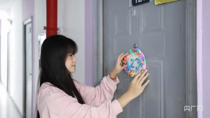 【央广网】重庆城市科技学院举办寝室文化节展美育风采