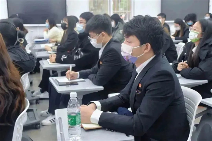 重庆城科党委书记、政府督导专员王银峰为人文学院师生作学习贯彻党的二十大精神专题宣讲