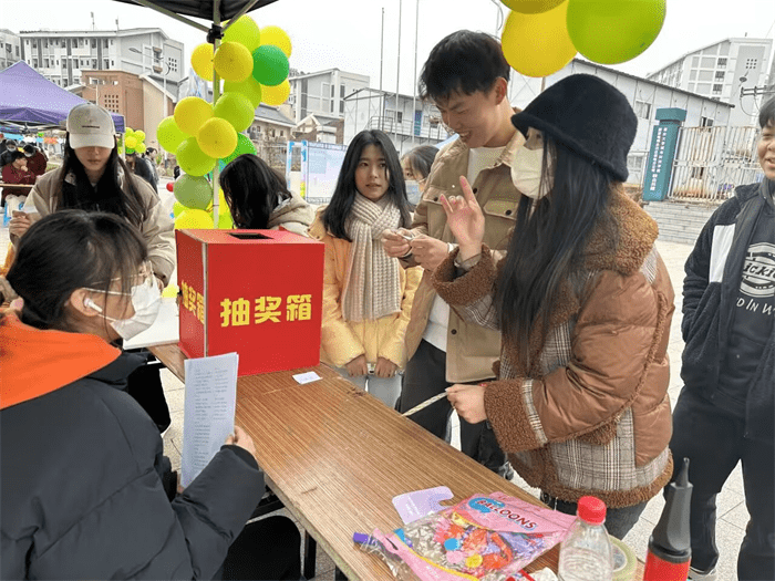 【搜狐新闻】重庆城市科技学院建筑管理学院开展“丝丝甜蜜，治愈心灵”心理游园活动