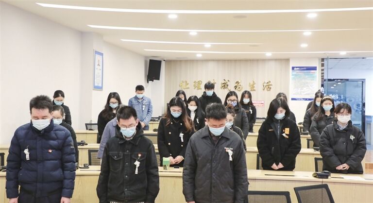 【渝西都市报】化无尽缅怀为前进动力：重庆城市科技学院师生、员工肃立默哀。