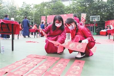 【渝西都市报】重庆城市科技学院艺术与传媒学院举行“翰墨迎春，艺传送福”迎新年送春联活动