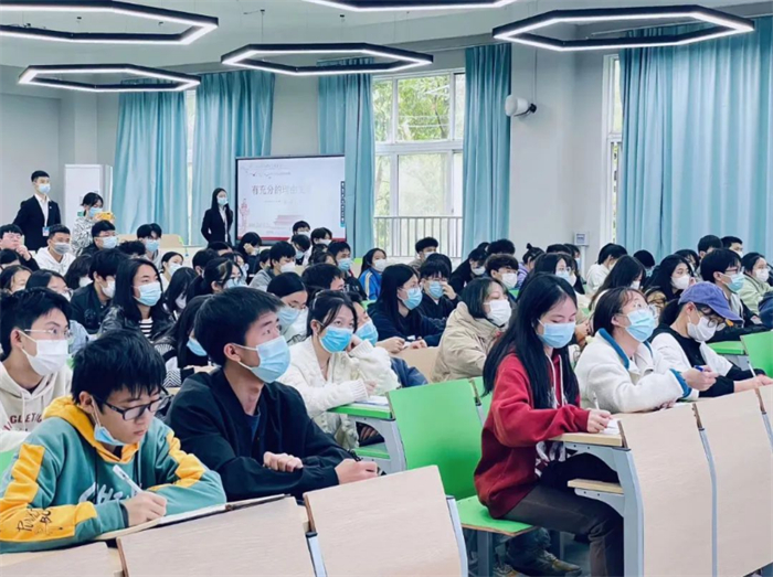 【上游新闻】重庆城科人工智能与大数据学院开展“青马工程”培训班线下课程第三讲