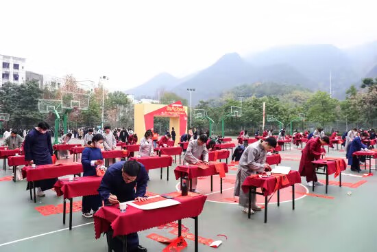 【中国新闻网】重庆城市科技学院近百名学生挥毫泼墨为师生送春联