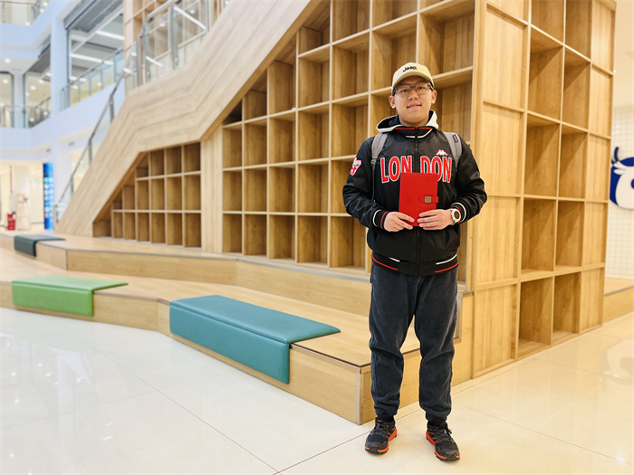 重庆城科图书馆奖励新学期“四个第一”到馆读者
