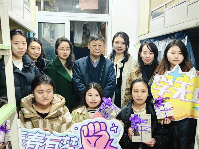 人文学院开展走访慰问学生寝室工作