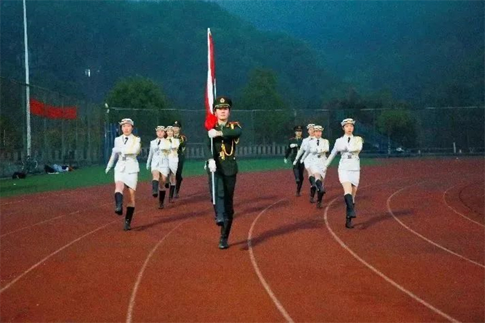 重庆城科举行“青春践行二十大”主题升旗仪式