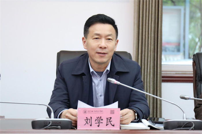 重庆城市科技学院召开干部大会