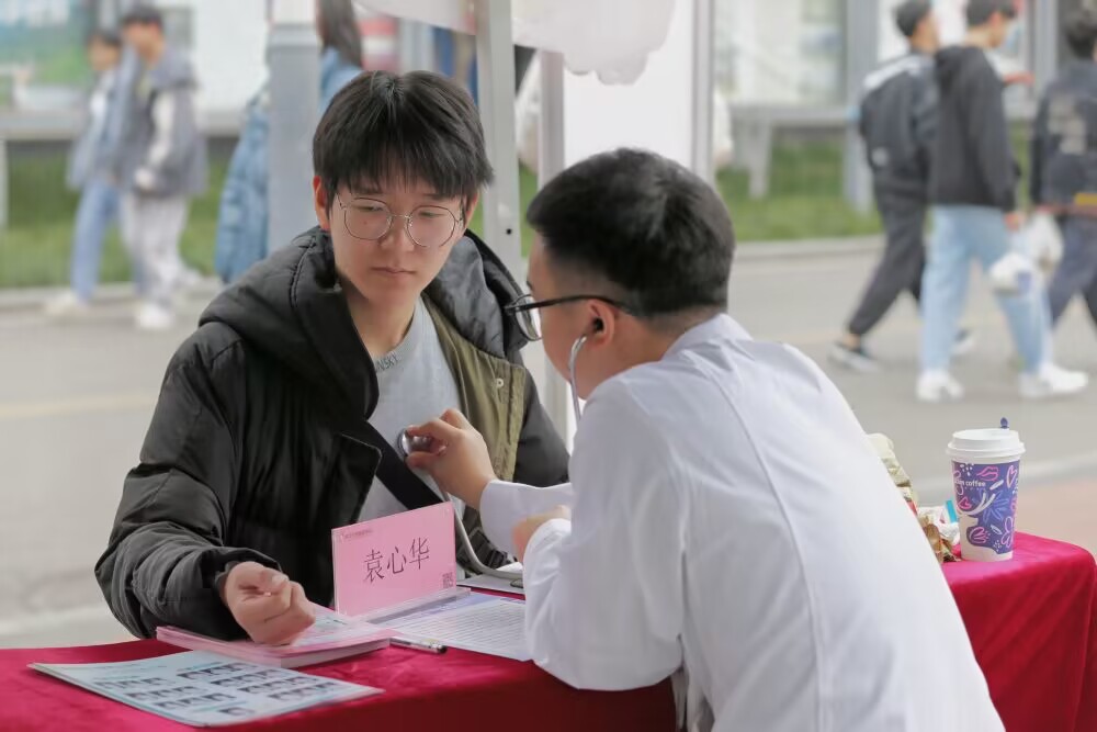 【重庆日报】高校学子：“为人民服务，是今天，也是每一天”：重庆城市科技学院“诚心‘城’医”志愿服务队宣讲健康知识。
