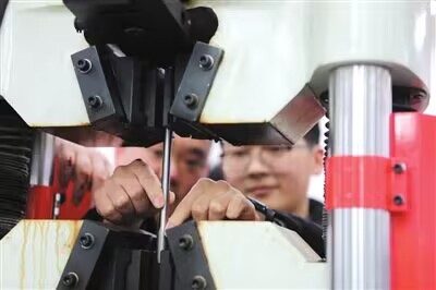 【渝西都市报】重庆城市科技学院建筑与土木工程学院学生在实验实训中心进行新学期的第一课