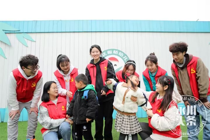 【永川头条】大手拉小手 童心学雷锋：重庆城科学生代表联合永川区板桥幼儿