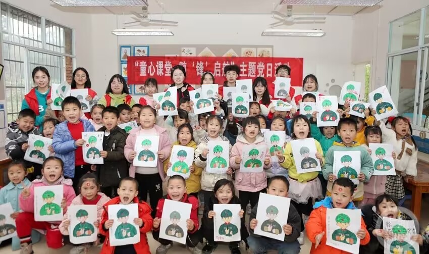 【上游新闻】大手拉小手 童心学雷锋：城科学子联合永川区板桥幼儿园开展主题党日活动。