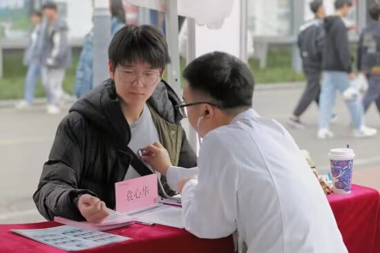 【中国新闻网】 重庆城市科技学院青年志愿者联合会携手医院开展义诊