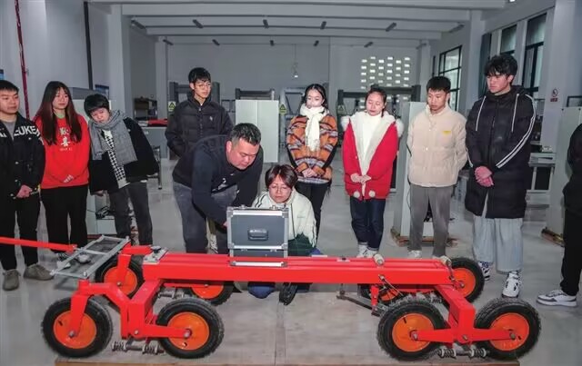 【重庆科技报】在实验仪器中探索专业路径：城科学子在实验实训中心里学习结构力学组合装置等技术。