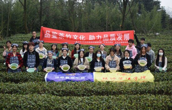 【中国新闻网】 重庆城市科技学院“行走的课堂”开课 学生户外学习中国传统文化