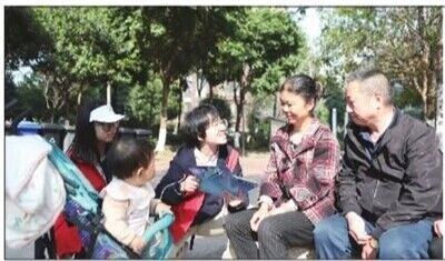 【渝西都市报】南大街街道开展学雷锋活动：城科学子为学生志愿者为居民宣传防诈骗知识。