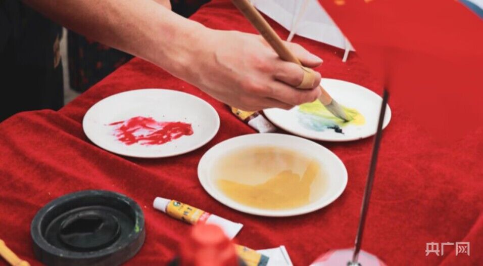 【央广网  】  重庆城科学子体验“妙笔油纸伞”非遗技艺
