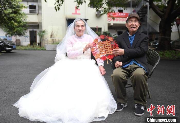【中国新闻网】重庆大学生为老人拍摄婚纱照圆“婚纱梦”
