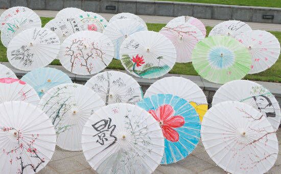 【中国新闻网】重庆城科大学生DIY油纸伞 体验非遗技艺