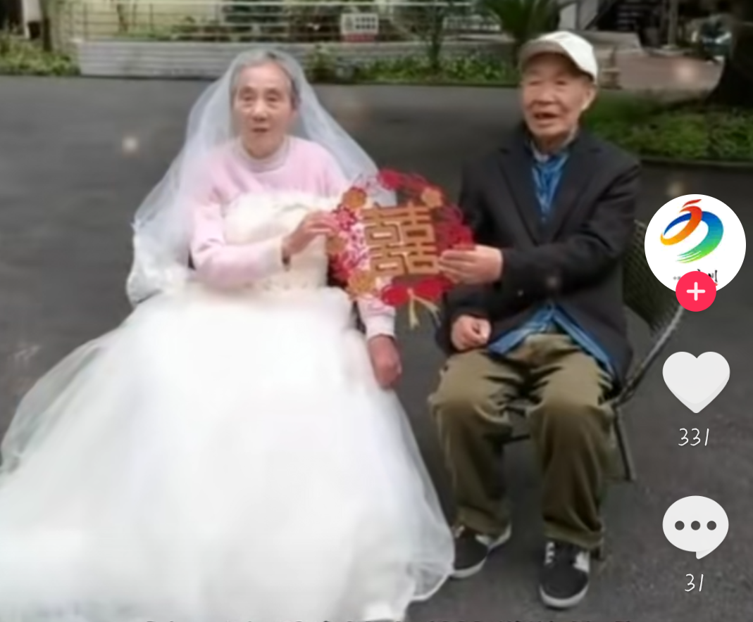 【永川融媒体中心】重庆城科志愿者代表为老夫妻拍婚纱照