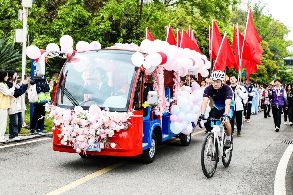 【新重庆】 花车巡游、“沉浸式”校园文化体验……重庆城市科技学院社团文化节超炫