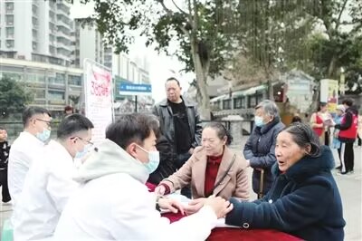【渝西都市报】志愿服务学雷锋 爱心义诊暖民心：重庆城科青年志愿者联合会携手重庆医科大学附属永川医院在永川老城区，开展爱心义诊活动