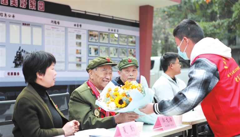 【渝西都市报 】传承红色精神 弘扬志愿力量：重庆城科退役学生向老兵郭龙治献上鲜花