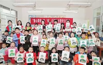 【渝西都市报】大手拉小手 随“锋”启航：城科学子联合永川区板桥幼儿园开展主题党日活动。