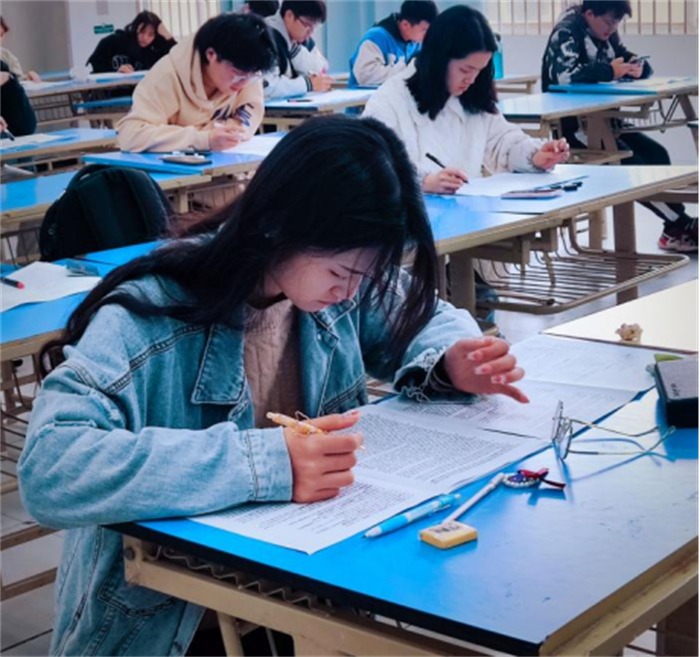 【一点资讯】城科人文学院E-ZONE英语协会成功举办四级模拟考试