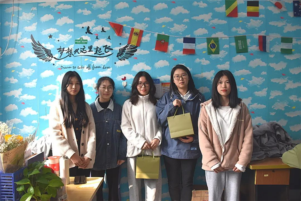 人文学院开展“三八”国际劳动妇女节送祝福活动