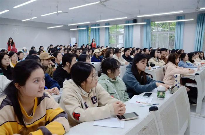人文学院开展第二十八期入党积极分子培训第六讲