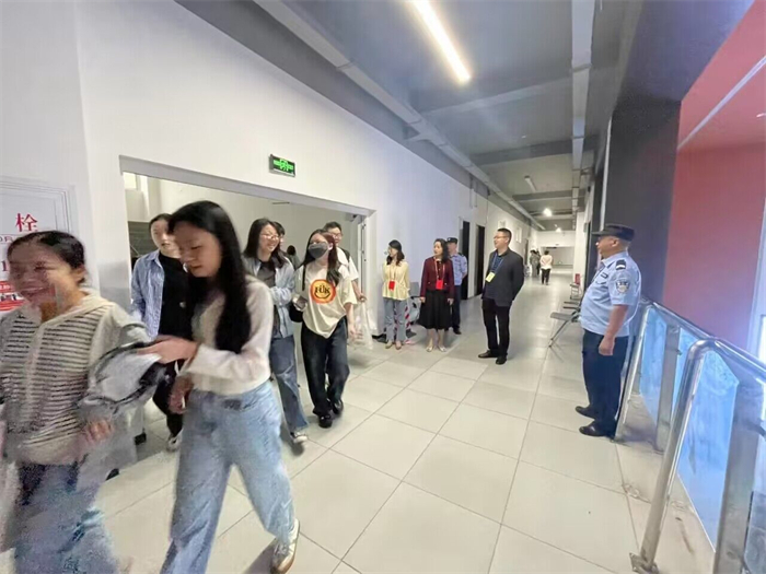 人文学院举办全国英语校园专业八级考试