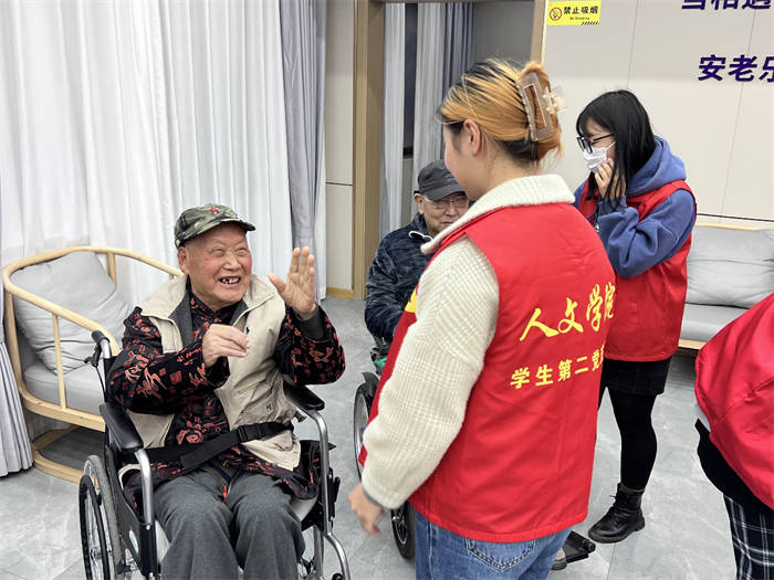 【搜狐新闻】人文学院学生第二、三党支部开展“雷锋月”主题党日活动