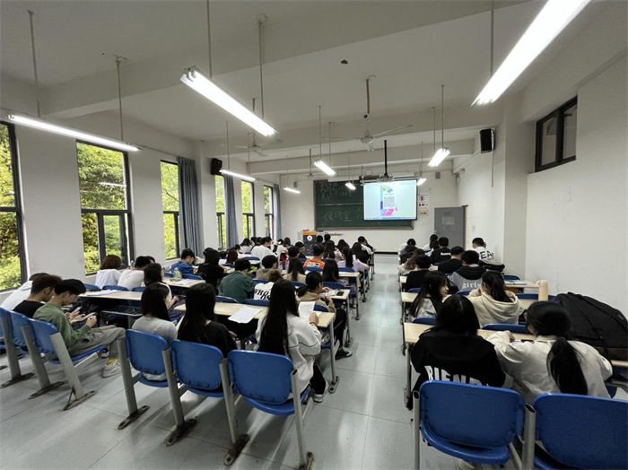 人文学院举办第十五届“外教社杯”大学生英语演讲比赛校内选拔赛（初赛）